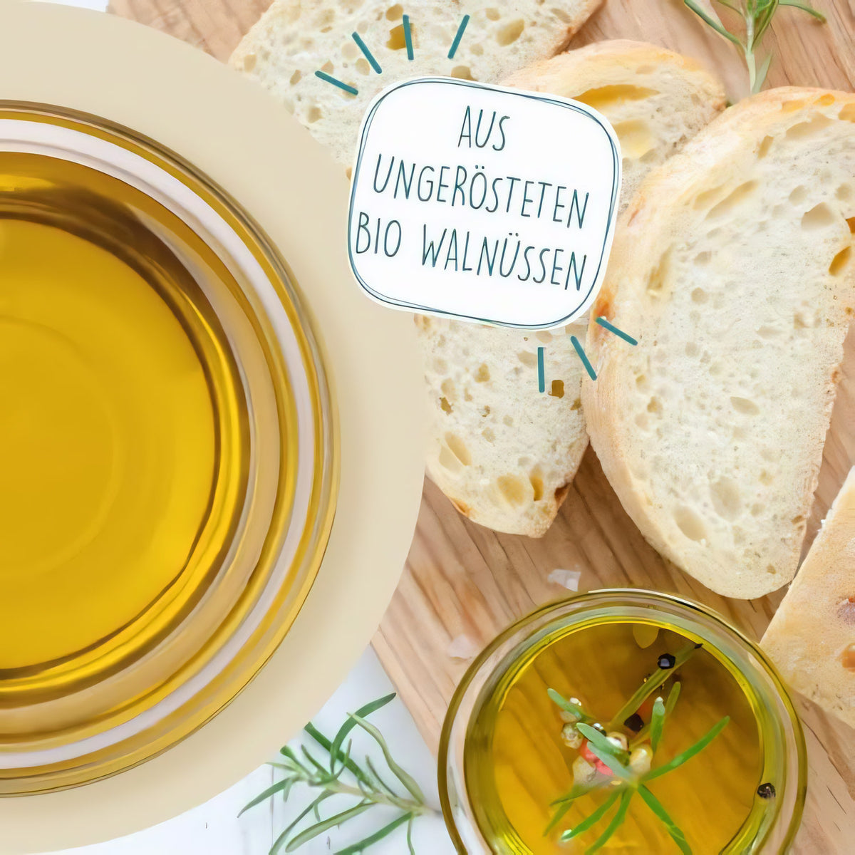Schale mit borchers Walnussöl und Glas mit Öl neben Brotscheiben, Hinweis auf ungerösteten Bio Walnüssen.