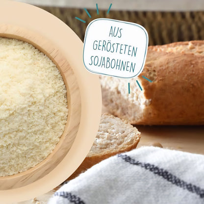 Schale mit borchers Sojamehl aus gerösteten Sojabohnen vor angeschnittenem Brot und Geschirrtuch
