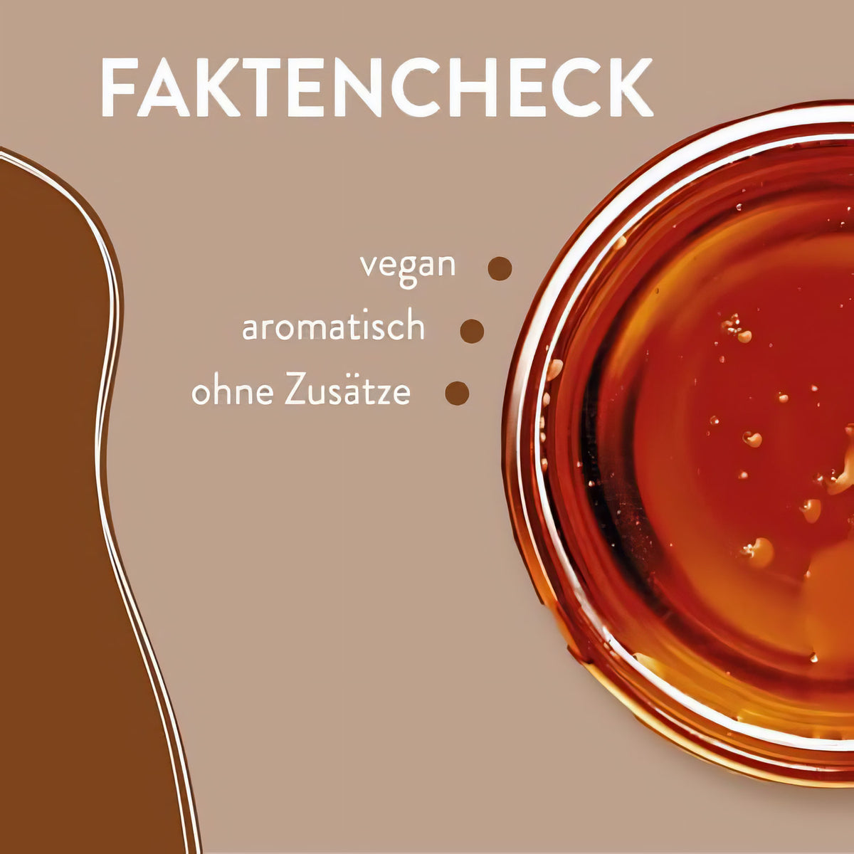Nahaufnahme von naturbelassenem Kokosblütensirup im Glas, daneben Faktencheck mit vegan, aromatisch, ohne Zusätze