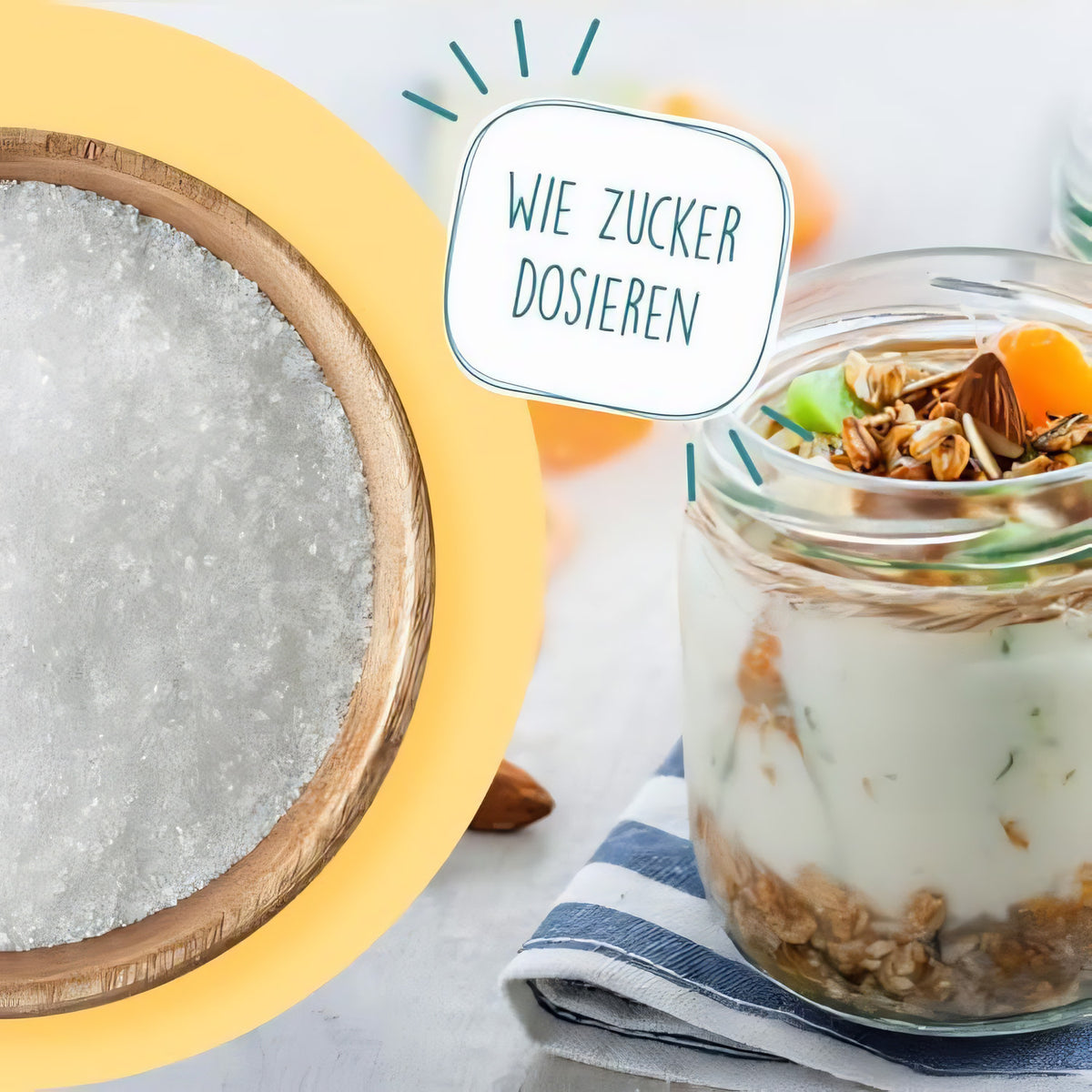Nahaufnahme einer Holzschale mit schugga kristalline streusüße mischung, daneben ein Glas Joghurt mit Müsli und Obst, Text 'wie zucker dosieren'.