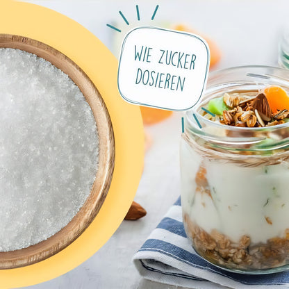 Nahaufnahme einer Holzschale mit schugga kristalline streusüße mischung, daneben ein Glas Joghurt mit Müsli und Obst, Text 'wie zucker dosieren'.