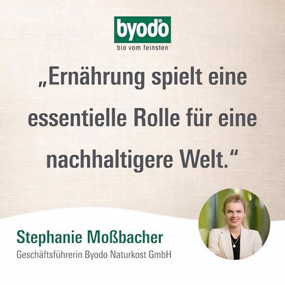Zitat von Stephanie Moßbacher mit Byodo Logo, Hinweis auf die essentielle Rolle von Ernährung für eine nachhaltigere Welt, Bezug zu veganer Beikost und idealer Ernährung ab 5. Monat.