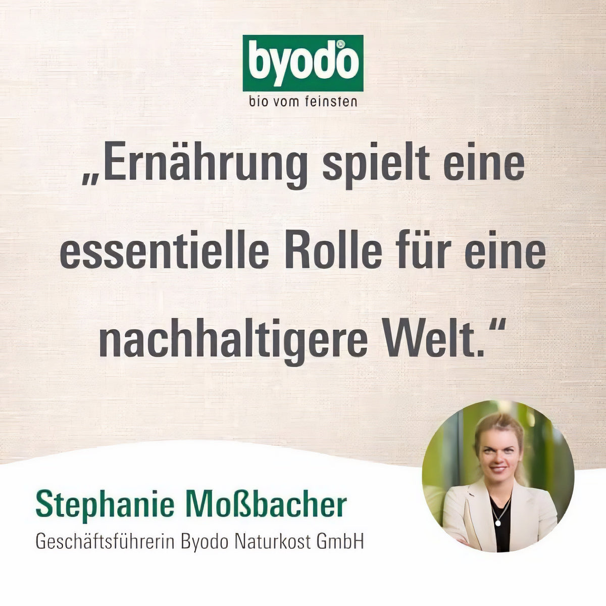 Zitat von Stephanie Moßbacher mit Byodo Logo, dass Ernährung eine essentielle Rolle für eine nachhaltigere Welt spielt, unten kleines Portraitfoto.