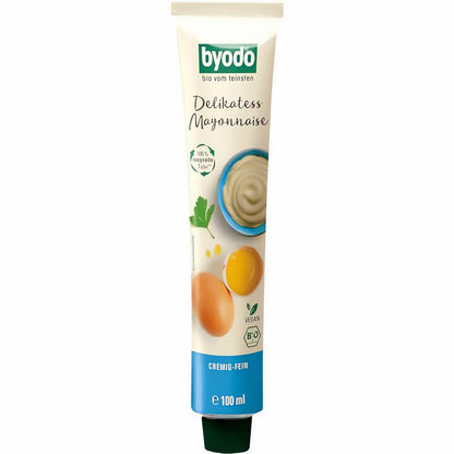 Byodo Delikatess Mayonnaise Tube mit Abbildung von Eiern, Petersilie und einer Schale Mayonnaise auf weißem Hintergrund