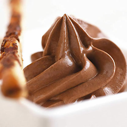 Nahaufnahme von cremiger mousse aus milchschokolade mit einem Gebäckstängel als Dessert serviert.