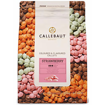Vorderseite einer Packung Callebaut Strawberry Flavoured Chocolate Drops mit bunten Schokoladendrops als Hintergrundmotiv.