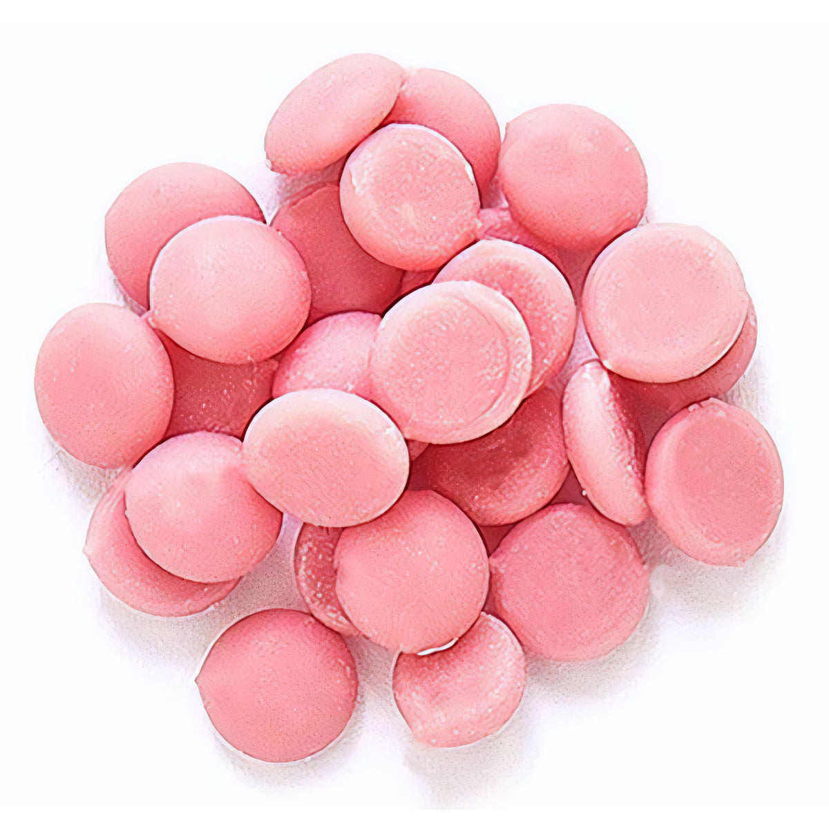 Mehrere rosa strawberry flavoured chocolate drops von Callebaut als Nahaufnahme auf weißem Untergrund.