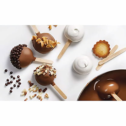 Cake Pops mit Schokoladenüberzug, teilweise mit Callebaut Crispearls und anderen Dekoren, auf weißem Hintergrund arrangiert.
