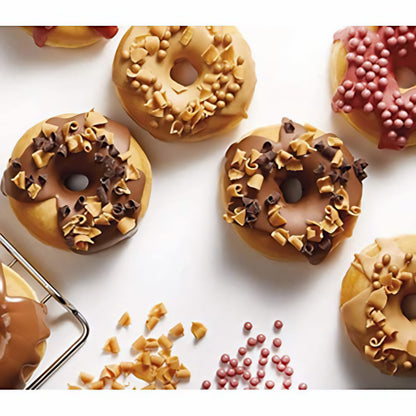Donuts mit verschiedenen Schokoladenüberzügen und Mona Lisa Crispearls Salted Caramel als Dekoration, teilweise mit Schokoladenraspeln.