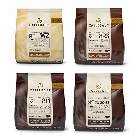 Callebaut 4 x 400g Bundle mit vier Packungen Callets in weißer, Milch-, dunkler und Zartbitterschokolade, Vorderseite der Kuvertüre-Packungen nebeneinander angeordnet.