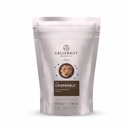 Callebaut Crispearls wiederverschließbarer 800g Beutel aus silberner Folie mit Produktabbildung und Logo, stehend vor weißem Hintergrund.