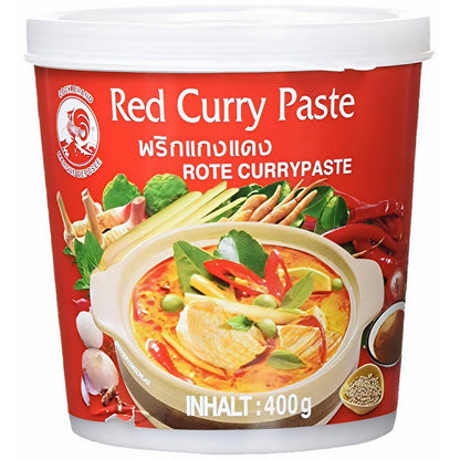 Rote Dose Cock Brand Red Curry Paste 400g, Vorderseite mit Bild eines Thai-Currys und frischen Zutaten, asiatisches Lebensmittel für die Küche.