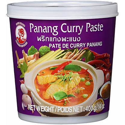 Lila Dose Cock Brand Panang Curry Paste 400g, Detailansicht mit Abbildung eines Panang-Currys und Zutaten, Currypaste für die Thai-Küche.