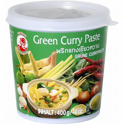 Cock Currypaste grün 400g im runden Kunststoffbecher mit Abbildung von Zutaten und einem servierten Thai-Curry auf dem Etikett