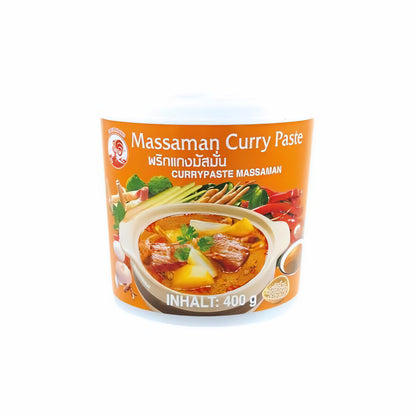 Cock Brand Matsaman Currypaste 400g, Vorderseite der Verpackung mit Abbildung eines Currys und Zutaten aus der Thai-Küche