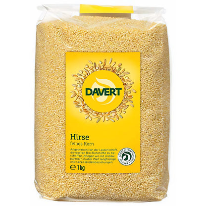 Davert Hirse feines Korn in transparenter 1kg-Packung mit gelbem Etikett, Sicht auf das gelbe Getreide.