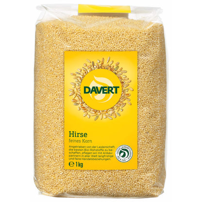 Nahaufnahme einer 1kg-Packung Davert Hirse, feines Korn, mit durchsichtigem Beutel und gelbem Label.