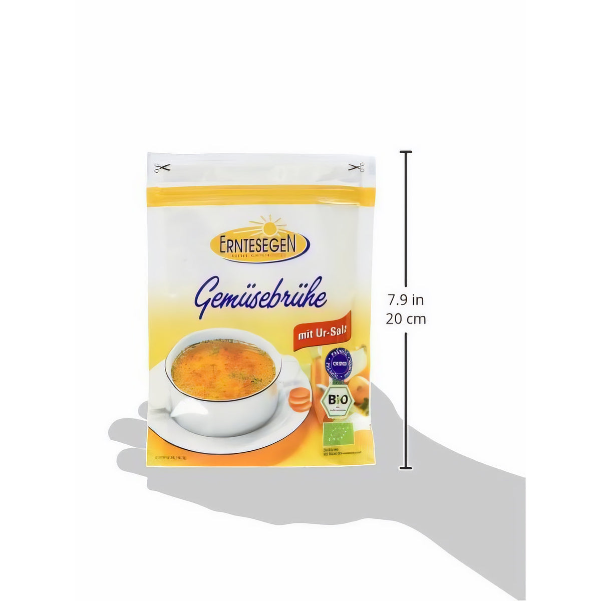 Erntesegen Bio Gemüsebrühe Packung mit Maßangabe 20 cm, auf einer Hand präsentiert, zeigt die Größe der Brühe-Verpackung.