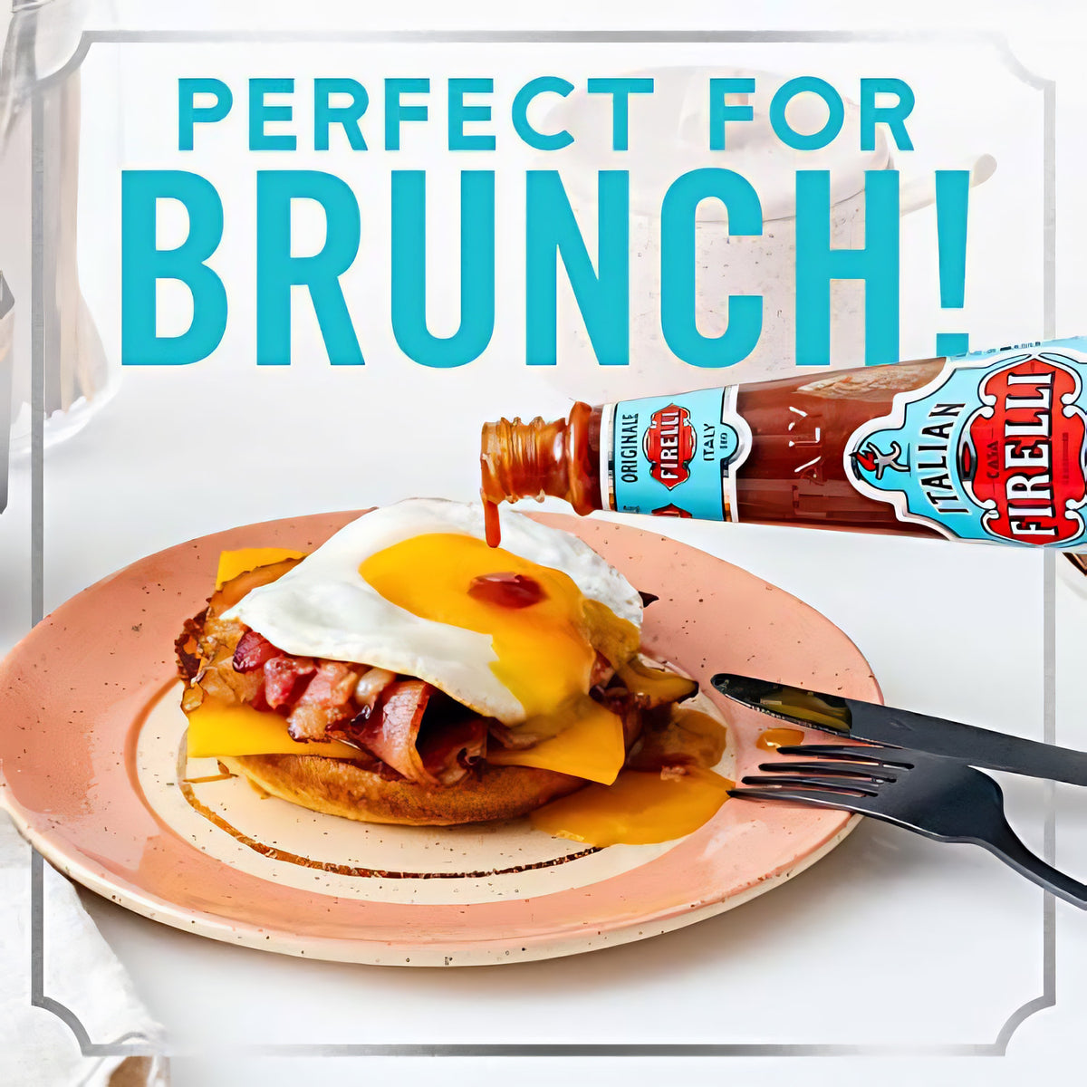 Firelli Hot Sauce wird als Topping auf ein Brunch-Gericht mit Spiegelei, Bacon und Käse auf Toast gegeben.