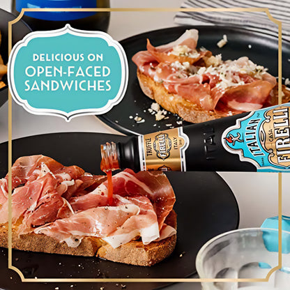 Casa Firelli Italian Truffle Sauce wird als Topping auf ein belegtes offenes Sandwich mit Schinken und Käse geträufelt.