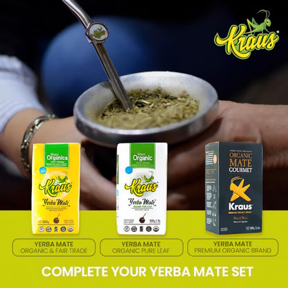 Drei verschiedene Kraus Mate Tee Packungen, darunter Pure Leaf Organic 500g, im Vordergrund Hände mit Mate-Becher und Metallstrohhalm.