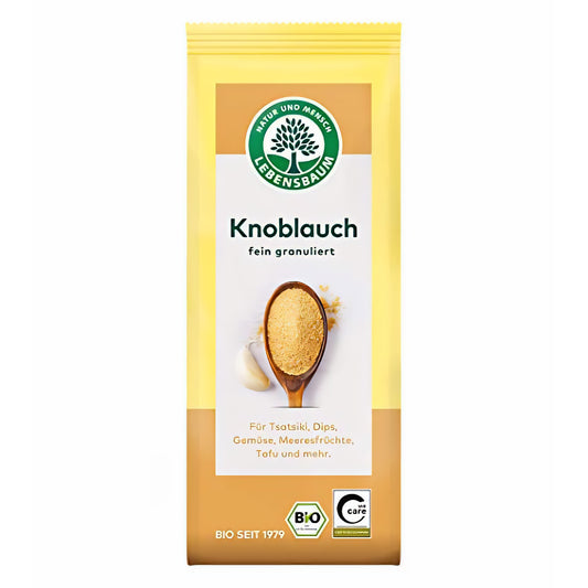 Vorderseite der lebensbaum Verpackung Knoblauch fein granuliert mit Holzlöffel, Knoblauchzehe und Produktinformationen.