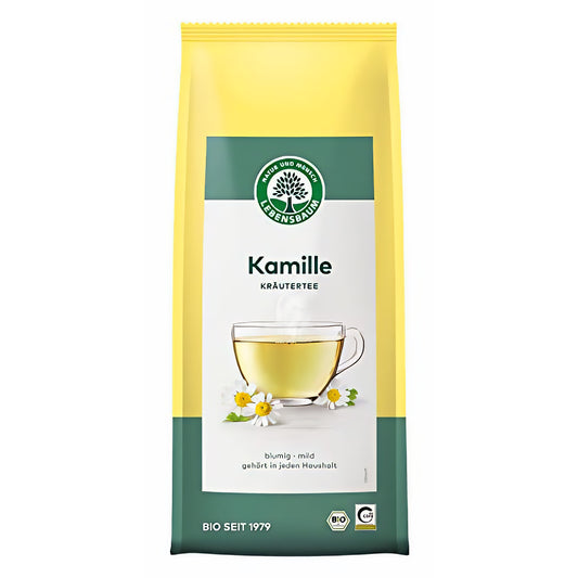 Lebensbaum Kamille Kräutertee in gelber Verpackung mit Glas Tee und Kamillenblüten auf der Vorderseite, frontal fotografiert.