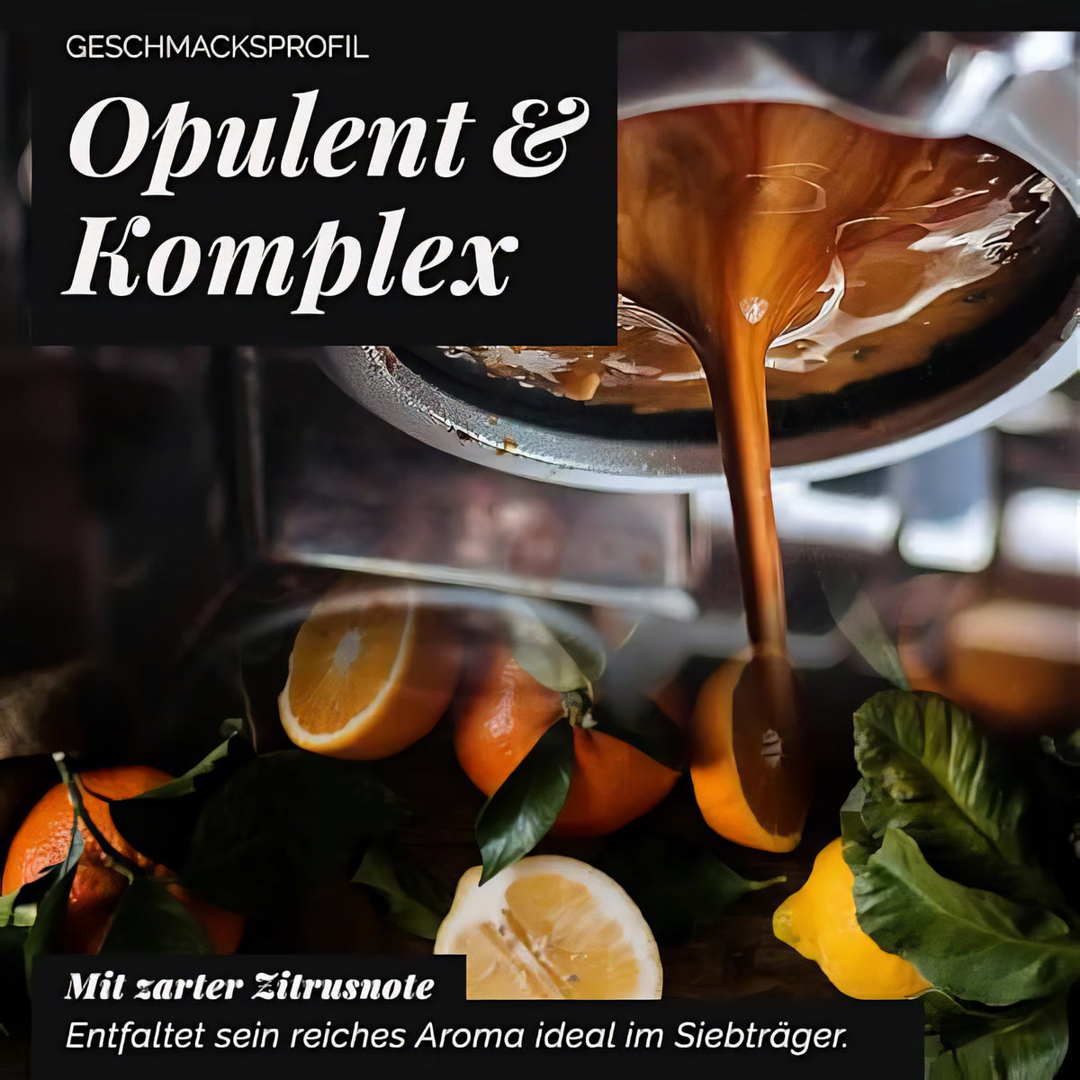 Frisch gebrühter Barista Crema Kaffee von Mount Hagen läuft aus dem Siebträger, im Vordergrund liegen aufgeschnittene Zitrusfrüchte.