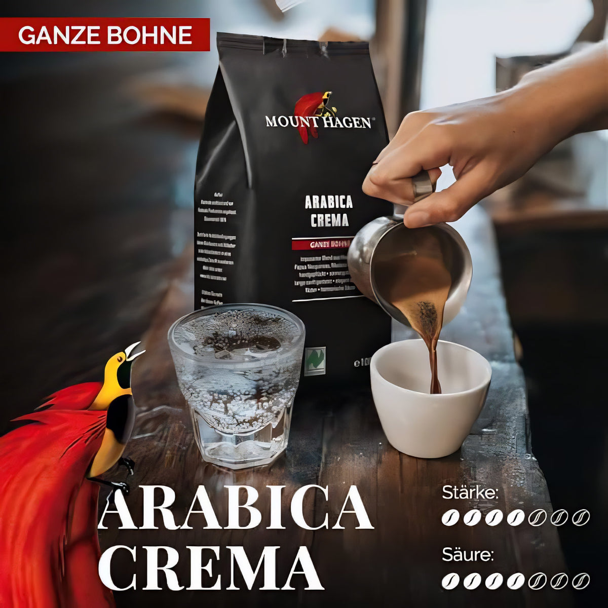Mount Hagen Arabica Crema ganze Bohne auf Holztisch, daneben Glas Wasser und Hand gießt Kaffee in eine Tasse.