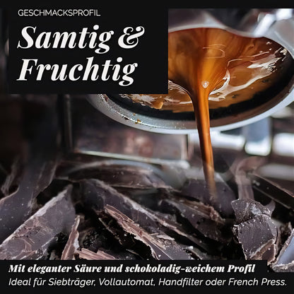 Frisch gebrühter Arabica Crema Kaffee läuft aus einer Siebträgermaschine über Schokoladenstücken.