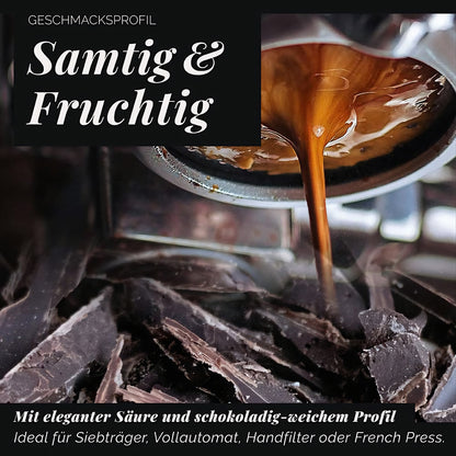 Arabica Crema Kaffee läuft aus einer Siebträgermaschine über dunkle Schokoladenstücke, Nahaufnahme.