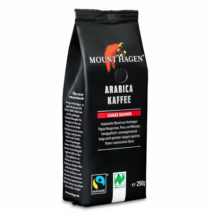 Schwarze Packung Mount Hagen Arabica Kaffee 250g ganze Bohne, Fairtrade- und Naturland-Logo, leicht von links fotografiert.