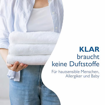 Person hält drei gefaltete weiße Handtücher vor dem Körper, daneben Text: Klar braucht keine Duftstoffe, für Allergiker und Babys geeignet.