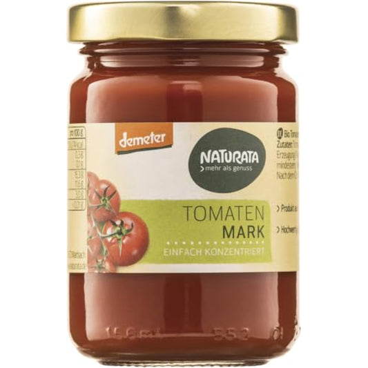 Ein Glas Tomatenmark von Naturata mit goldfarbenem Deckel und Etikett, auf dem Tomaten und die Aufschrift einfach konzentriert125g zu sehen sind.