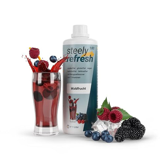steelyrefresh Getränkekonzentrat Waldfrucht mit Beeren, Eiswürfeln und einem Glas Sirup, daneben frische Waldfrüchte auf weißem Hintergrund.