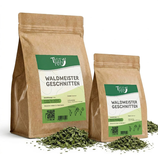 Zwei Beutel Tasty Pott Waldmeister getrocknet und geschnitten 500g, mit losem geschnittenem Kraut davor auf weißem Hintergrund.