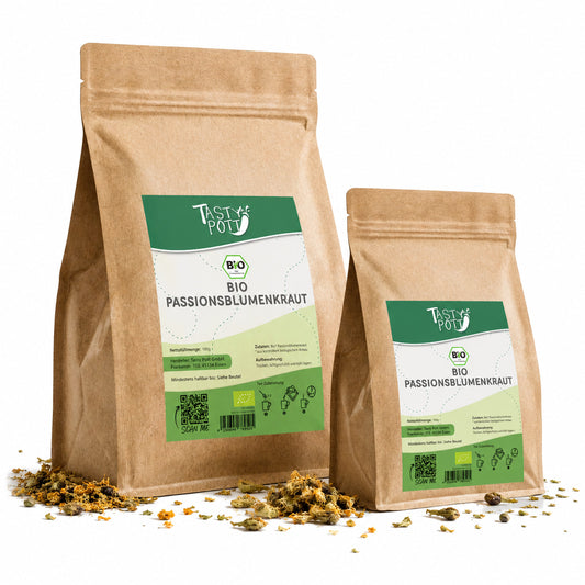 Zwei Beutel Tasty Pott Bio Passionsblumenkraut geschnitten und getrocknet, mit grünem Etikett, daneben lose Kräuter auf weißem Untergrund.