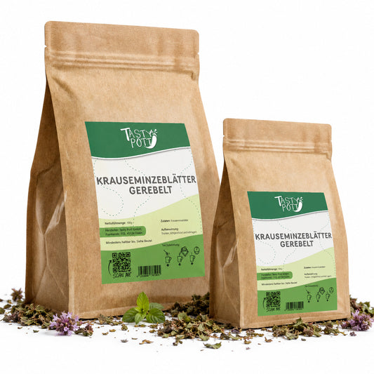 Zwei Beutel Tasty Pott Krauseminzblätter gerebelt, stehend auf weißem Hintergrund, umgeben von getrockneten krauseminze Blättern und Blüten.