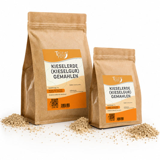 Zwei Beutel Tasty Pott Kieselgur Mineralien mit gemahlenem Inhalt, stehend auf weißem Hintergrund, daneben lose Kieselgur-Streusel.