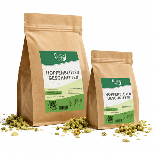 Zwei Beutel Tasty Pott Hopfenblüten geschnitten mit grünem Etikett, daneben lose geschnittene Hopfenblüten auf weißem Hintergrund.