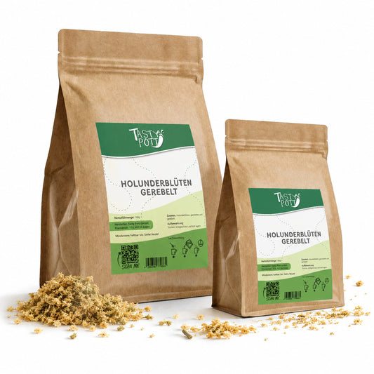 Zwei braune Beutel Tasty Pott gerebelte Holunderblüten, einer groß, einer klein, mit grün-weißem Etikett, daneben lose getrocknete holunderblüten auf weißem Untergrund.