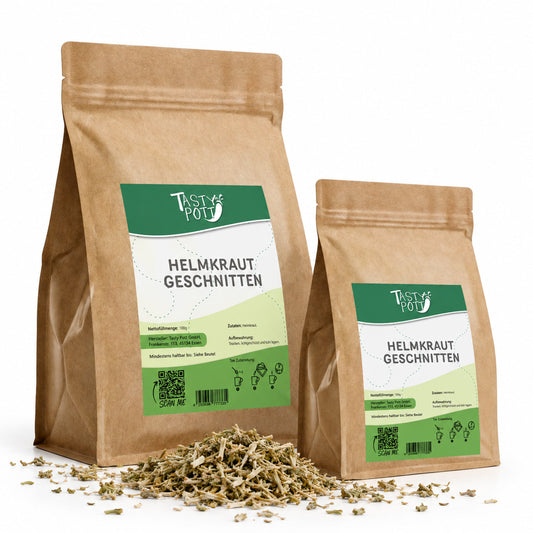 Zwei Beutel Tasty Pott Helmkraut getrocknet und geschnitten, einer groß, einer klein, mit losem aromatischen Kräuterinhalt davor auf weißem Hintergrund.