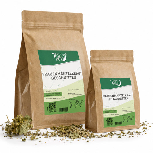 Zwei Beutel tasty pott frauenmantelkraut getrocknet und geschnitten, stehend auf weißem Hintergrund, mit losem kräuter auf der Fläche verteilt.