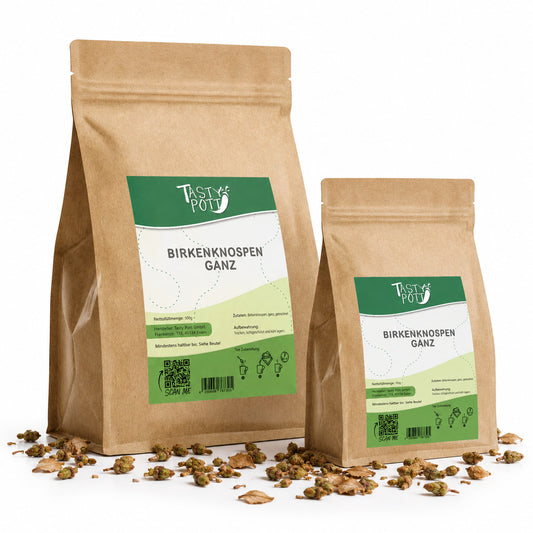 Zwei Beutel tasty pott Birkenknospen getrocknet, stehend auf weißem Hintergrund, umgeben von losen Birkenknospen und Blättern.