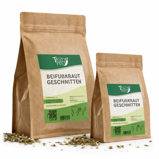 Zwei braune Beutel Tasty Pott Beifußkraut geschnitten, stehend auf weißem Hintergrund, mit losem Beifußkraut davor.