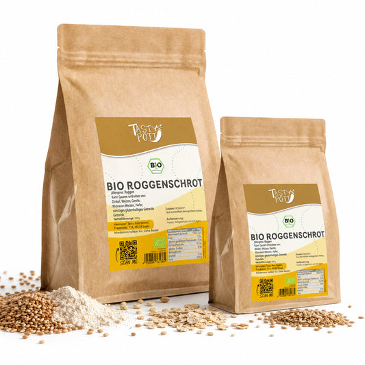 Zwei Beutel Tasty Pott Bio Roggenschrot mit Sicht auf Etikett, umgeben von Roggenkörnern und Roggenschrot, geeignet zum Backen.
