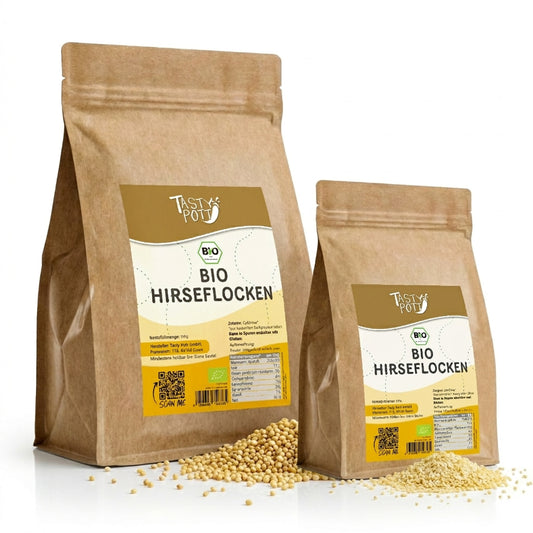 Zwei braune Beutel Tasty Pott Bio Hirseflocken mit sichtbaren Hirseflocken auf weißem Hintergrund, Produktetiketten gut lesbar.