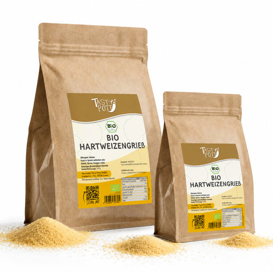 Zwei Beutel Tasty Pott Bio Hartweizengrieß mit Sicht auf die Produktetiketten, daneben etwas loser Hartweizengrieß auf weißem Untergrund.