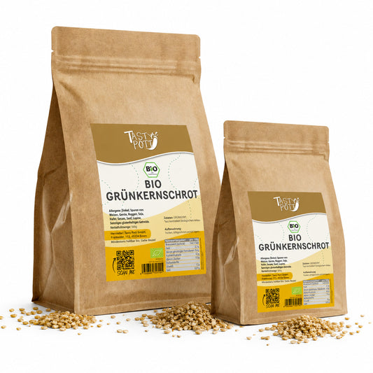 Zwei braune Beutel Tasty Pott Bio Grünkernschrot mit Sicht auf die Produktetiketten, daneben lose Grünkernkörner auf weißem Hintergrund.
