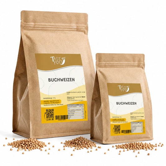 Zwei braune Beutel Buchweizen von Tasty Pott mit Etikett, daneben lose Buchweizenkörner auf weißem Hintergrund.